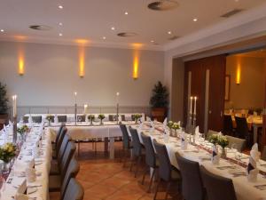 博特罗普王尔德街酒店-餐厅的一个带白色桌椅的大型宴会厅
