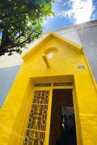 瓜达拉哈拉Casa Canario Hostel的黄色的门,上面有一扇数字