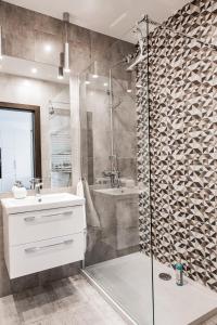 罗兹Apartments Drewnowska 43的带淋浴和盥洗盆的浴室