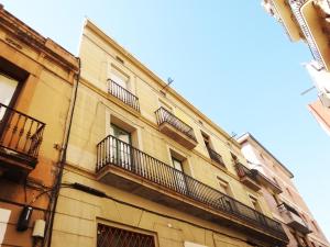 巴塞罗那巴塞罗那如家酒店的旁边带阳台的建筑