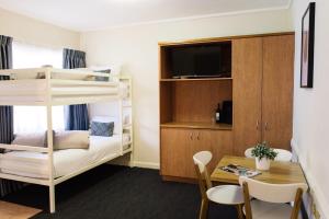 本迪戈巴克莱景致酒店的小房间设有双层床和桌子