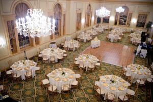 塞伦霍桑酒店的享有带桌子和吊灯的宴会厅的顶部景色