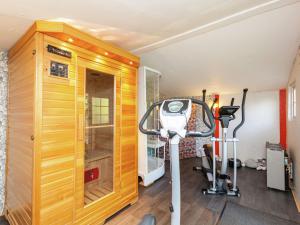 马尔梅迪Charming Holiday Home in Malmedy with Sauna的一间带跑步机的健身房