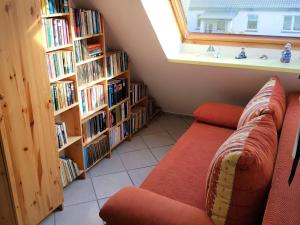 齐罗Ostsee 1的带沙发和书架的客厅
