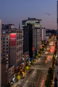 首尔华美达酒店的享有城市街道和建筑的景色