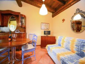 ValdamonteBelvilla by OYO Casa Reale Quattro的客厅配有沙发和桌子