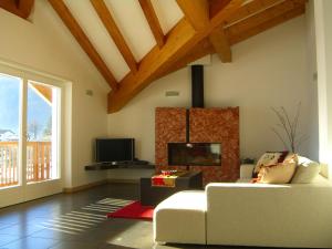 斯泰尼科Belvilla by OYO Villa Stenico的客厅配有白色沙发和电视