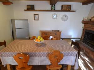 MarlianaBelvilla by OYO Conca oro的厨房配有一张桌子,上面放着一碗水果