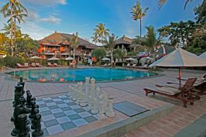 勒吉安The Jayakarta Bali Beach Resort的池前的国际象棋棋盘