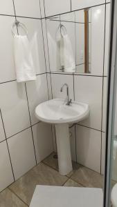 佩鲁伊比Cantinho da Vovó的浴室设有白色水槽和镜子