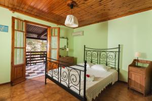 瓦西里科斯Lithies Farm Houses的一间卧室设有一张床和一个开放式门