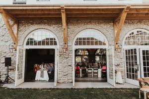 布埃纳维斯塔Surf Hotel & Chateau的石砌建筑庭院的婚礼仪式