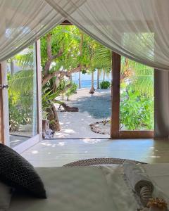图鲁斯杜Samura Maldives Guest House Thulusdhoo的享有海滩景致的客房 - 带帐篷