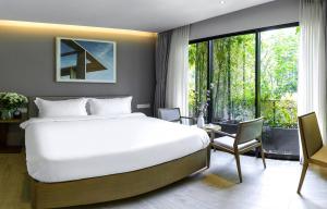 胡志明市BLESSED Hotel的一间卧室配有一张床、一张书桌和一个窗户。