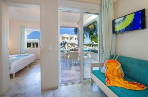 干尼亚科德里索斯酒店的带沙发和滑动玻璃门的客厅