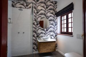 阿多Stellenhof Guest House的带淋浴、水槽和镜子的浴室