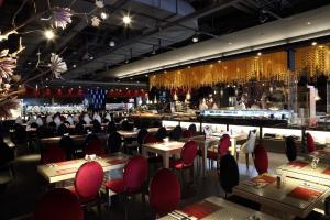 台中市星享道酒店 的一间设有红色桌椅的餐厅和一间酒吧