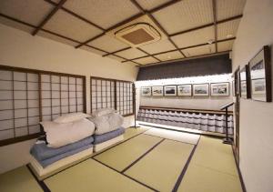 高山飛騨高山浮世絵INN画侖的一间设有两张床的房间和地铁