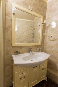 阿拉木图Residential Complex Central 261的一间带水槽和镜子的浴室
