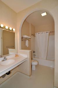 诺瓦托马琳伍德套房酒店的一间带水槽、卫生间和镜子的浴室