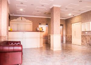 阿德勒自由飞翔酒店的大厅,房间内设有真皮沙发