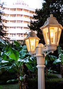 阿德勒自由飞翔酒店的建筑物前一根杆上的两盏灯