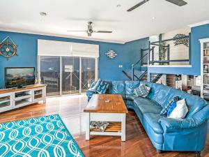 日落大道Blue Jetty的蓝色的客厅配有蓝色的沙发和桌子