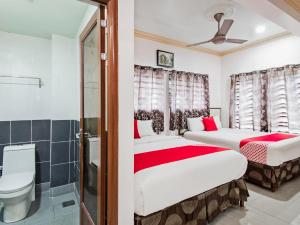 莎阿南Super OYO 258 Hotel SMC Alam Avenue的配有2张床的带卫生间和水槽的客房