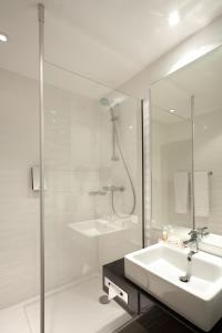 昂格洛里尔西方昂格洛智选假日酒店的白色的浴室设有水槽和淋浴。