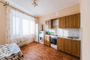 赤塔Dekabrist apartment on Anokhina 120A的厨房配有水槽和炉灶 顶部烤箱