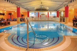 黑灵斯多夫SEETELHOTEL Villa Esplanade mit Aurora的一座带餐厅的大型游泳池