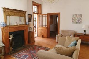 格拉夫-里内特Garden House的带沙发和壁炉的客厅
