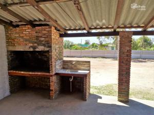 巴拉德尔楚Cabañas Barra Linda的室外砖炉,带木屋顶