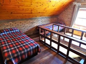 巴拉德尔楚Cabañas Barra Linda的客房设有两张双层床和木制天花板。