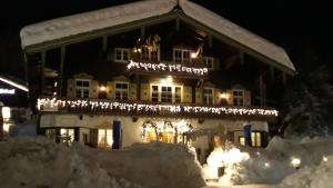 雷特温克尔兰德豪斯林曾霍夫旅馆的雪覆盖在晚上的圣诞灯