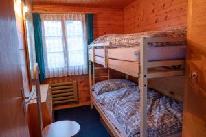 RosswaldChalet Elisabeth的小屋内设有一间带两张双层床的卧室