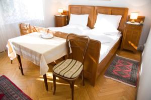 梅拉诺Hotel Villa Westend的卧室配有1张床和1张桌子及椅子