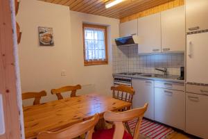 RosswaldChalet Gerbera的厨房配有木桌、椅子和木桌。