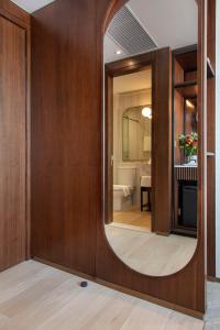 香港Hotel 1936的木墙上设有大镜子的浴室