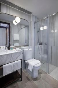 香港Hotel 1936的浴室配有卫生间、盥洗盆和淋浴。