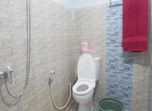 GiripurnoAren Homestay的浴室设有卫生间,上面有粉红色的物品
