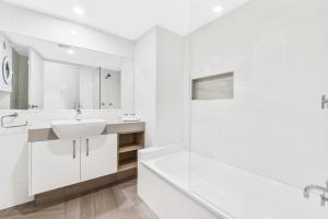 穆卢拉巴斯皮特海浪拍岸酒店的白色的浴室设有水槽和浴缸。
