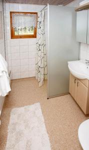 埃克勒Marbyfjärden seaside village Loftet的一间带水槽、卫生间和淋浴的浴室