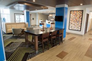 杰斐逊维尔Holiday Inn Express & Suites - Louisville N - Jeffersonville, an IHG Hotel的一间配备有桌椅和沙发的会议室