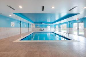 斯汤顿Holiday Inn Express & Suites - Staunton, an IHG Hotel的拥有蓝色墙壁和蓝色天花板的游泳池