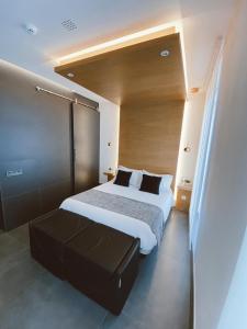 萨拉曼卡Salamanca Suites Libertad的卧室配有一张白色大床