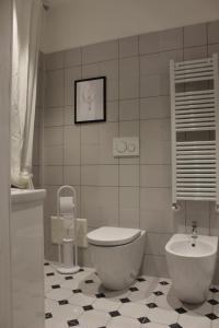 库尼奥MY BED affittacamere的带浴缸、卫生间和盥洗盆的浴室
