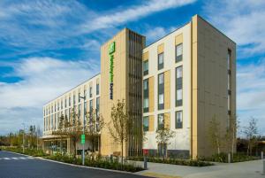 比斯特Holiday Inn Express - Bicester, an IHG Hotel的酒店前方的 ⁇ 染