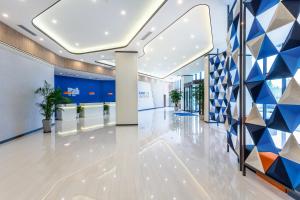 西安西安浐灞国际港智选假日酒店 的一座办公楼的大厅,有几何墙