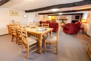 格拉斯米尔Stickle Cottage, Great Langdale的一间带木桌和椅子的用餐室